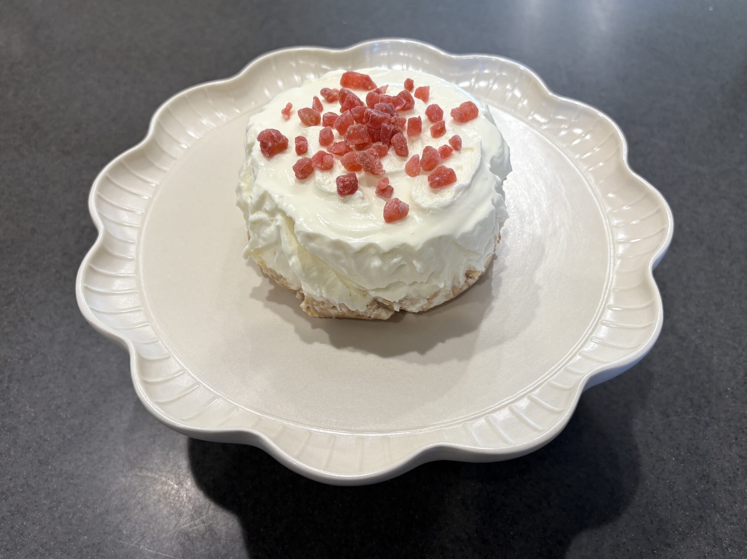 deppaパパ手作りのヨーグルトムースケーキ｜ドライストロベリーをトッピングした完成品