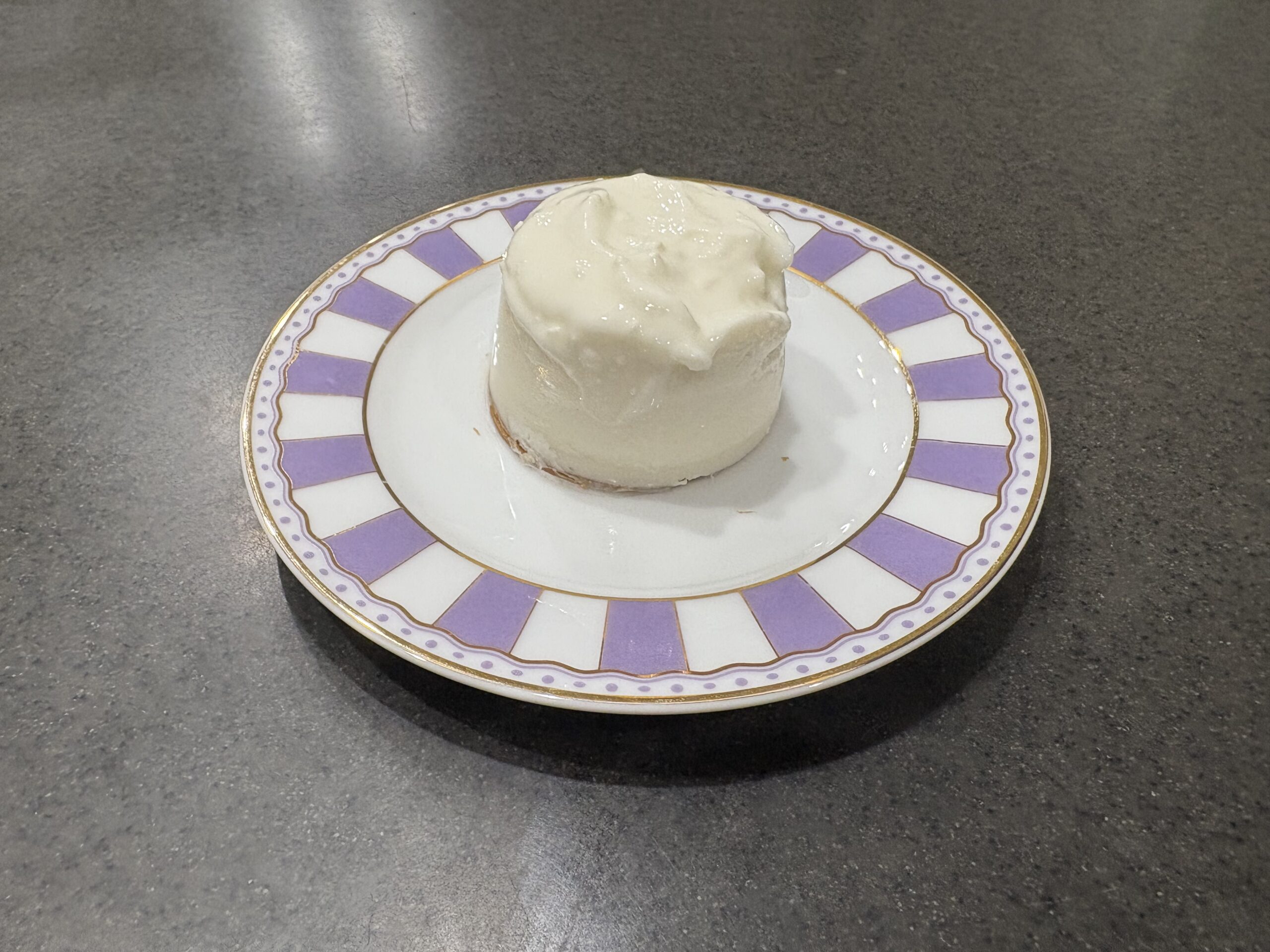 紫とゴールドのお皿に盛り付けた濃厚レアチーズケーキの完成写真
