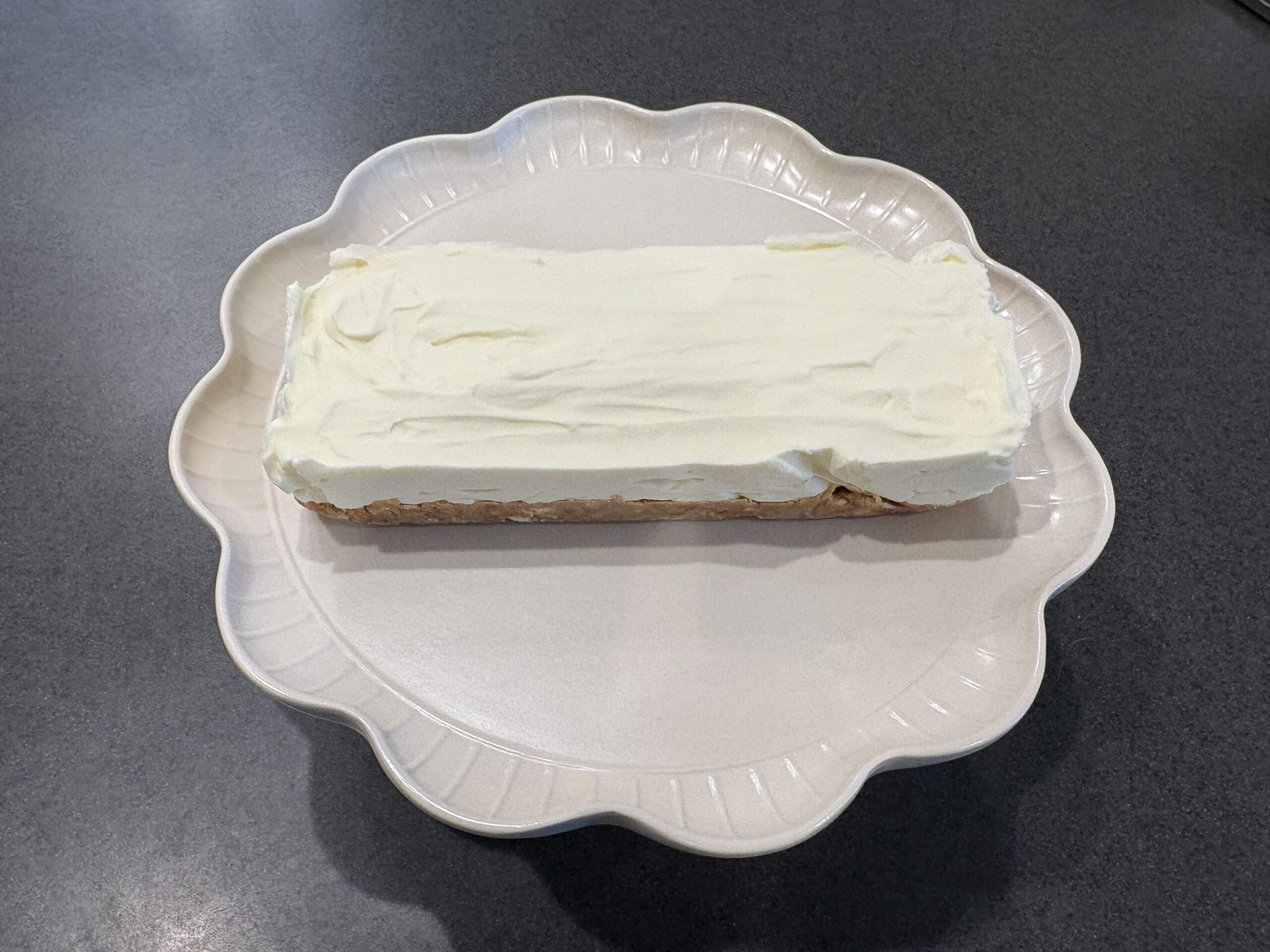 白い花形の皿にのった手作りのホワイトチョコレートムースケーキ