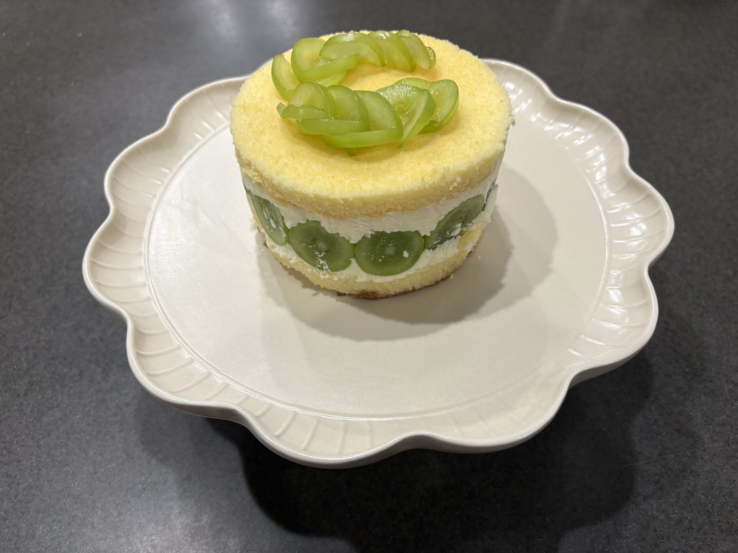 マスカットをはさんで飾りつけた手作りショートケーキの完成品